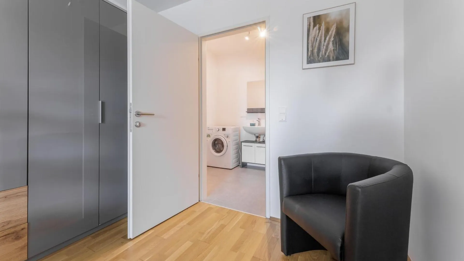 Vienna City And Spa - Modern Apartments Next To Therme Wien & 15 Minutes To The City Center